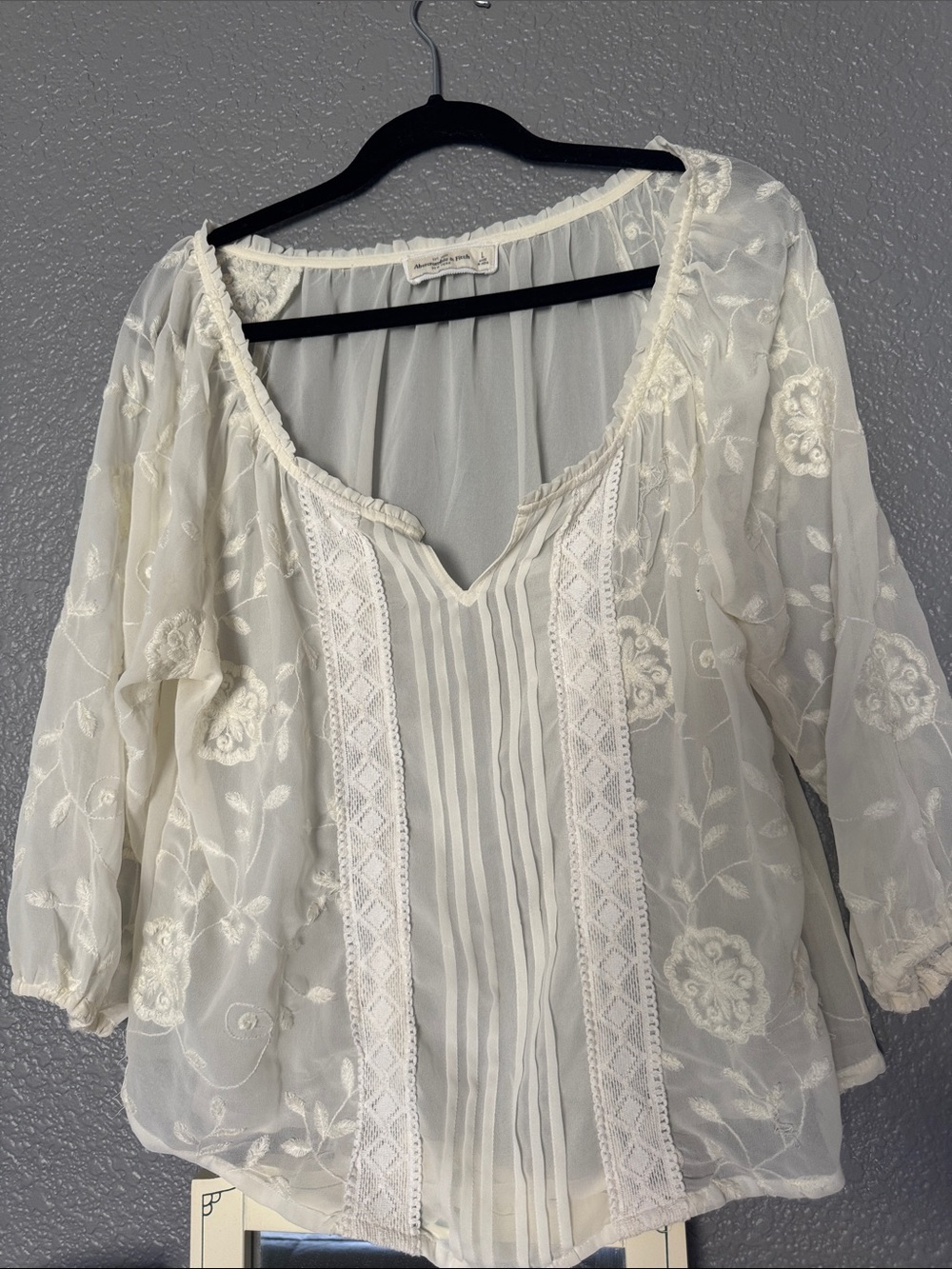 Abercrombie & Fitch White Embroidered Sheer Robe Detail size L